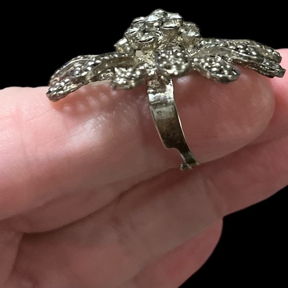 RING!💍 Beautiful Costume Ring🩶🤍 - Picture 3 of 3